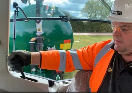 Disconnecting a Bowser – Tractors